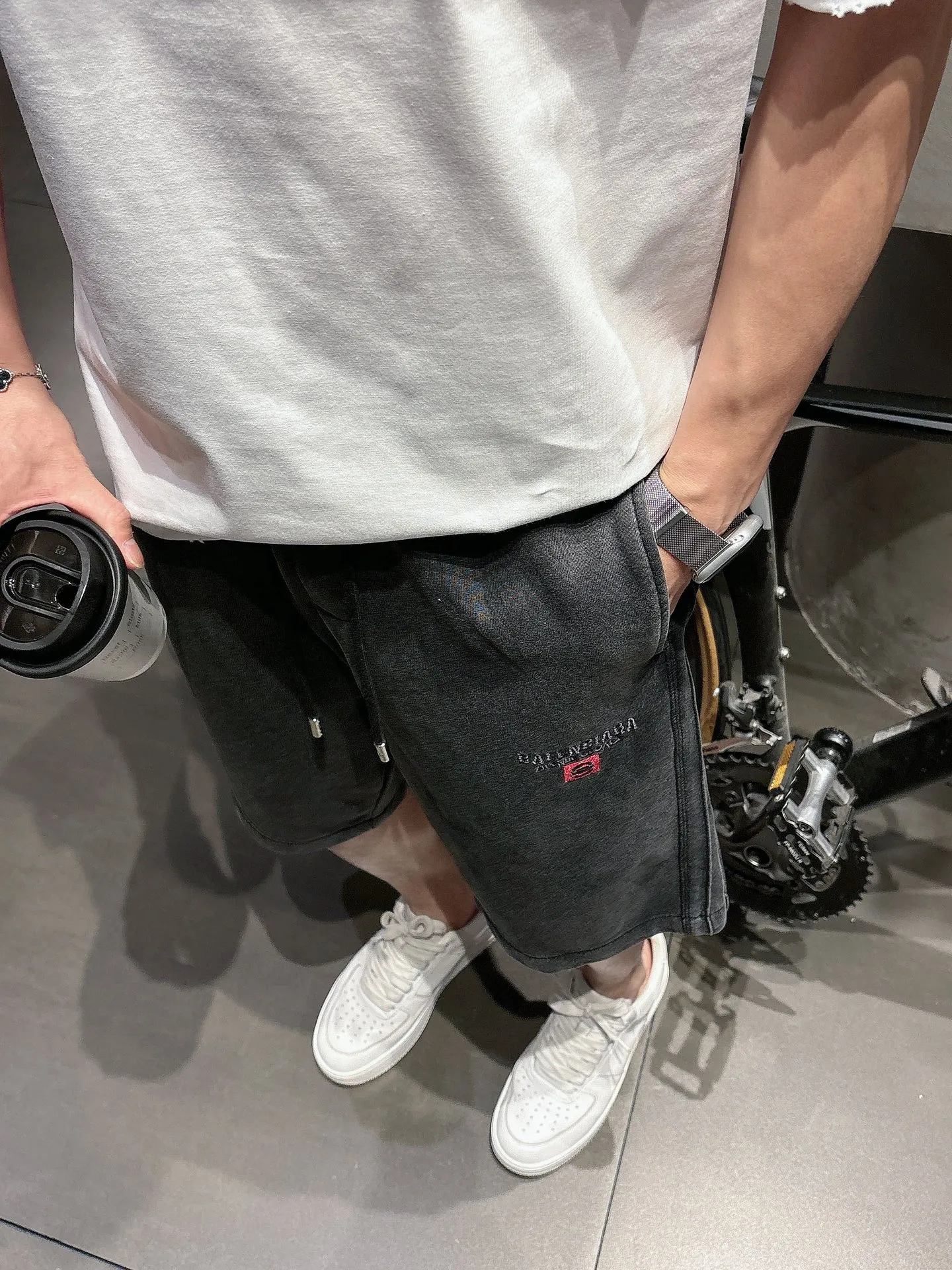 Balenciaga's three-standard complete 2026 summer New Arrival men's casual shorts, advanced custom-made Breathable fabric, Breathable fabric, extremely stretchy and comfortable, impeccable details, top-grade accessories, original logo design concept, delicate and soft feel! The upper body fit is awesome! Size: M-XXXL Please state your height and weight when ordering